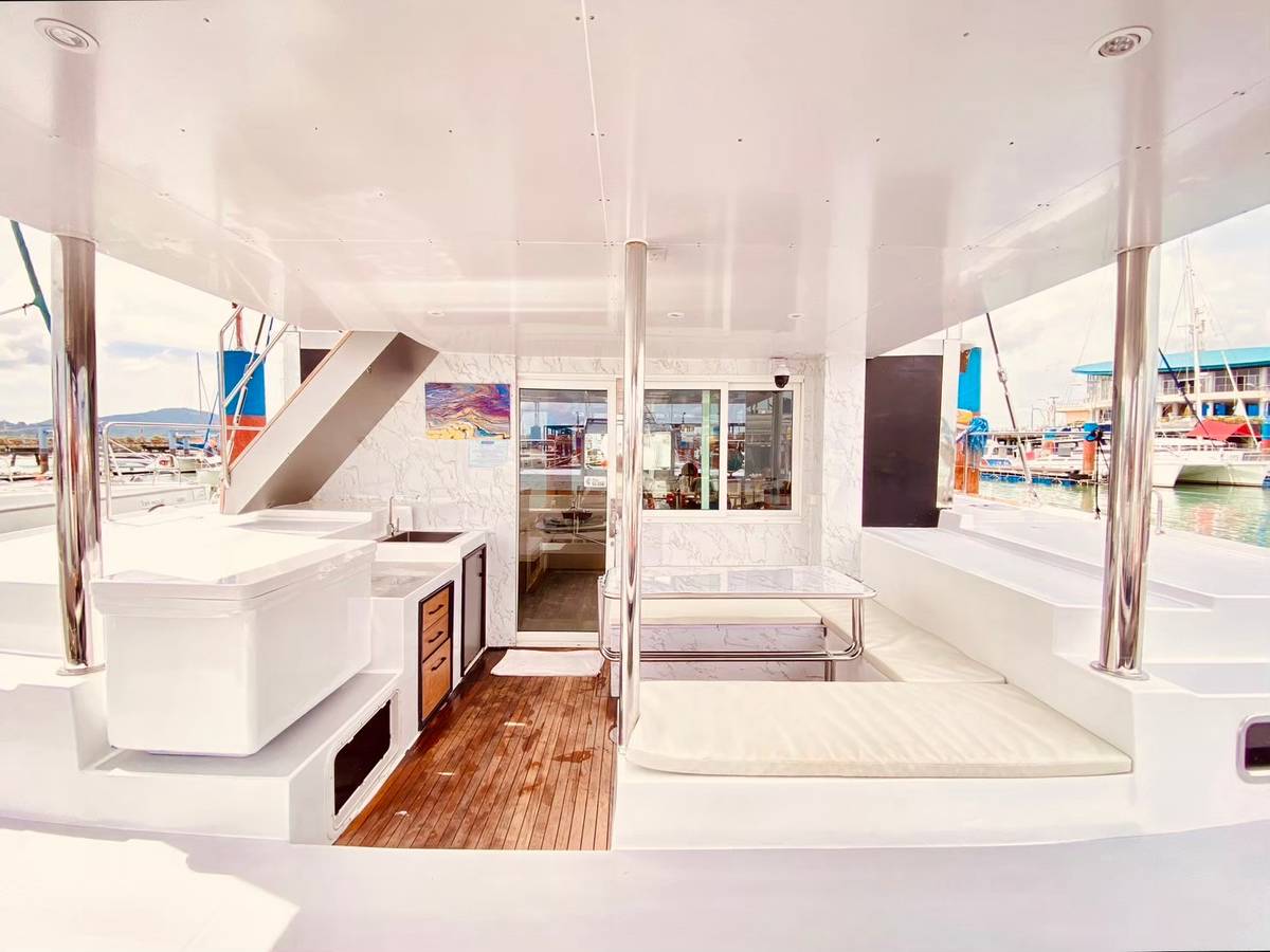 luxury-motor-yacht-40ft-phuket