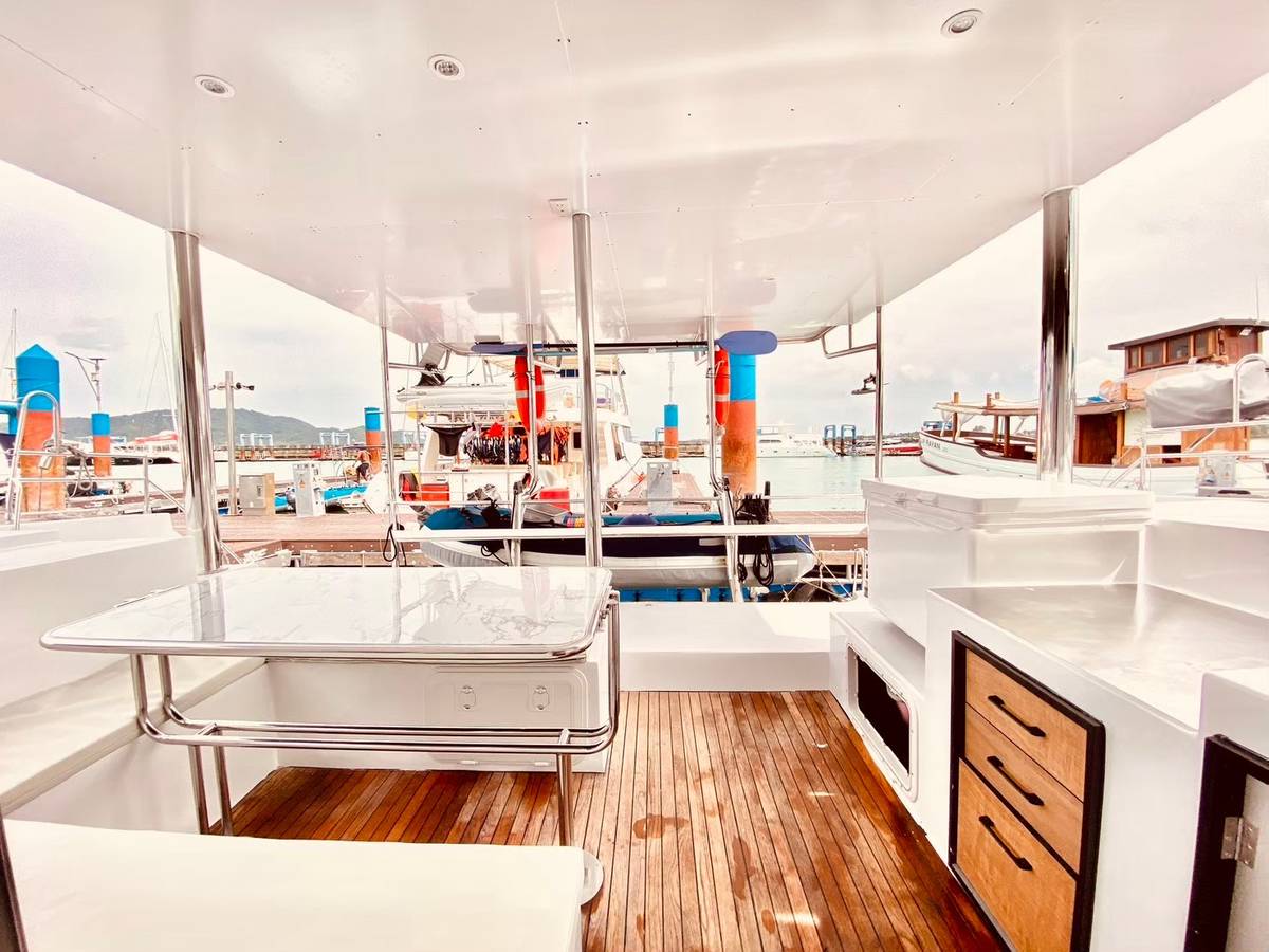 luxury-motor-yacht-40ft-phuket